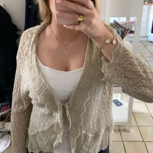 Kofta  - Jätte söt kofta, inga defekter ❣️ Storleken på koftan är M men passar mig som har xs/s