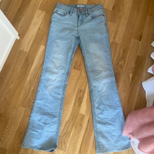Lågmidjade bootcut jeans - Fint skick, aldrig använda av mig men köpte på vinted.  