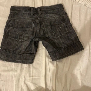 Miss sixty shorts! - Ett par miss sixty shorts i fint skick. Om fler bilder önskas så skickar jag. Midjemått: 36,(cm Grenmått(hur lågmidjade de är) 18cm & innerbenslängd 16cm. Passar s/xs!