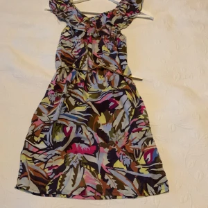 Snygg petrol industries klänning  - Storlek 152  blommor av något slag som mönster 