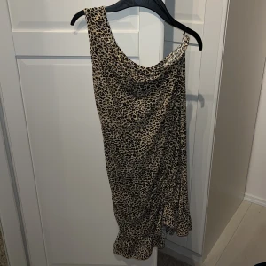 Leopardmönstrad klänning från Shein - Säljer en supercool leopardmönstrad klänning från Shein. Den har en oneshoulder-design och är gjord i ett mjukt och bekvämt material. Perfekt för en fest eller en utekväll! 🐆