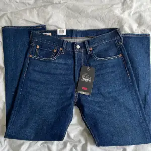 Säljer ett par helt oanvönda med prislapp kvar Levi's 501 Original jeans i mörkblå denim. Passar min kille som är 180. skriv vid funderingar🩷