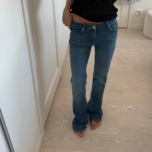 Lågmidjade bootcutjeans  - Så sjukt snygga lågmidjade bootcut jeans från märket Pieszak Denim💕 modellen heter ”mid rise flare leg” 😍 Midjemått 38 rakt över och innerbenslängden 88💕 jag är 175