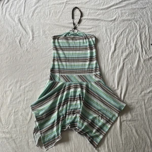 Y2k klänning - Bra skick, lite nopprig (sista bilden) storlek står som 170, passar s💗den är ca 75cm lång, har inga andra bilder! 