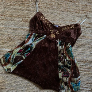 Unik topp - Brun topp med magiskt tryck på sidorna 🧙🏻‍♀️