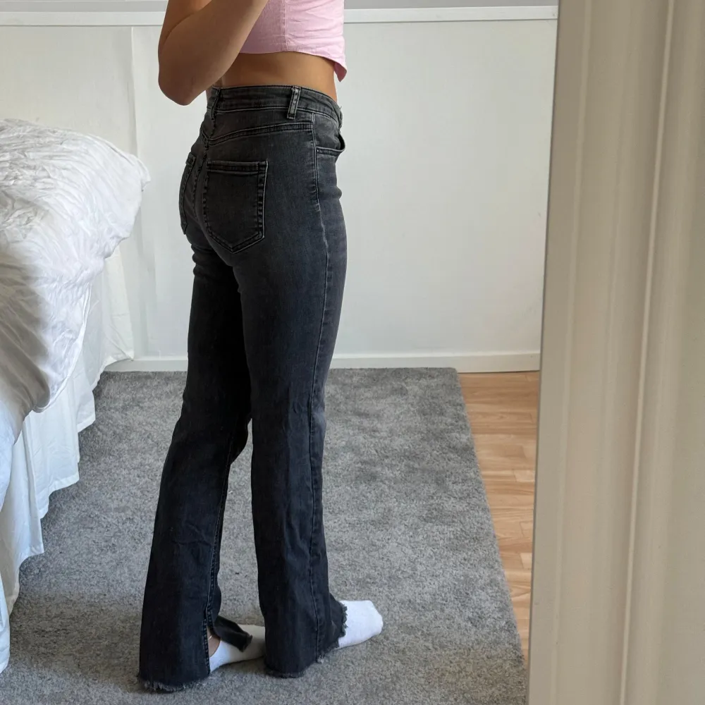 Säljer mina slutsålda ONLY jeans🌸 De har slits i benslutet och är så snygga! Storlek m/30 (jag är 164 cm lång). Jeans & Byxor.