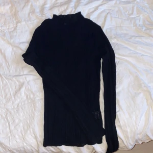 Tröja  - En svart ribbad tröja i ett litet tunnare material vilket gör att den blir lite genomskinlig. Från bikbok, använd en gång💕