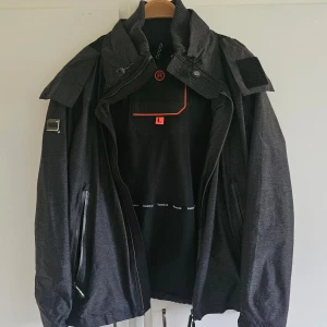 Lyxig SuperDry jacka - Väldigt stilren och snygg jacka fylld med massa dolda detaljer och märkningar som ger en väldigt lyxig känsla. Det står att storleken är L, men jag upplever den mycket mer som s/m