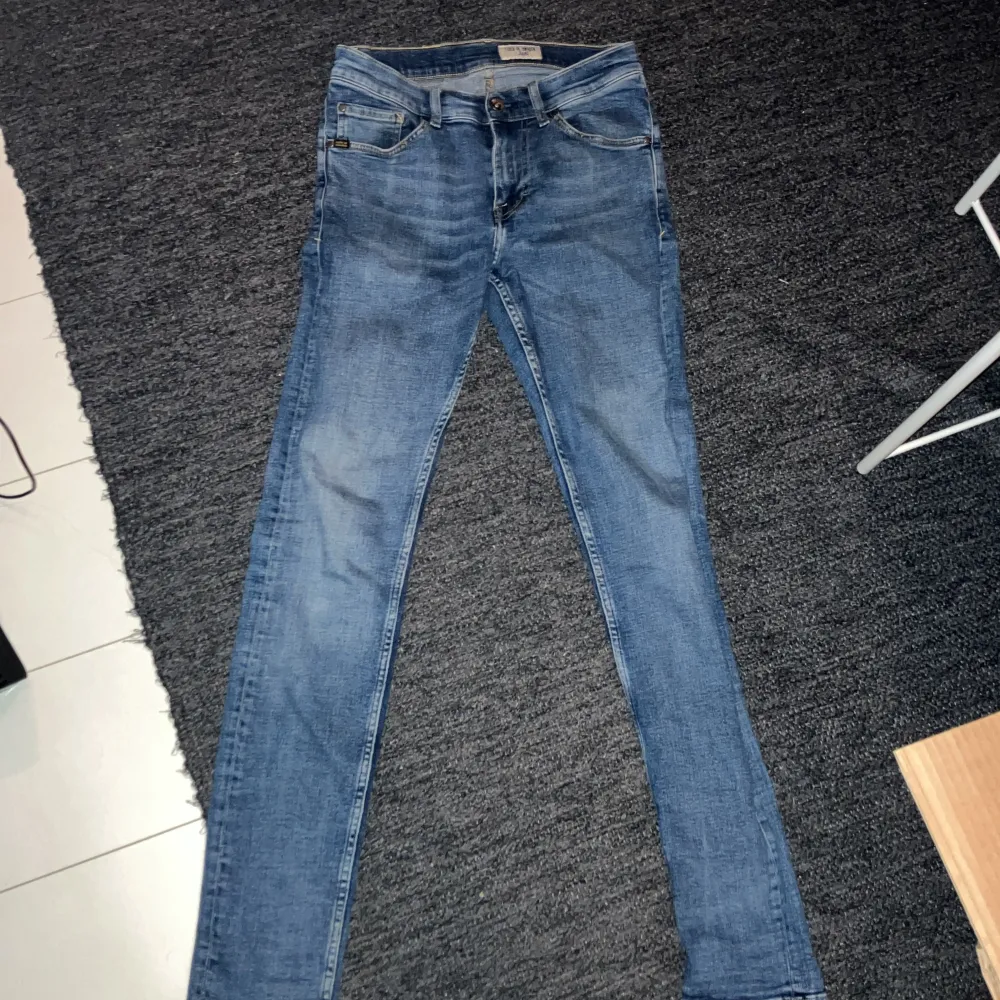 Jeans i bra skick och inga skador. Säljer för att de har blivit för små för mig, nypris 1600 kr. Jeans & Byxor.