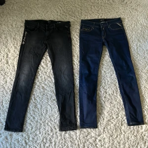 2 par Replay jeans - Dessa är lite slitna, har Inga fläckar. Kontakta gärna om ni är intresserade.