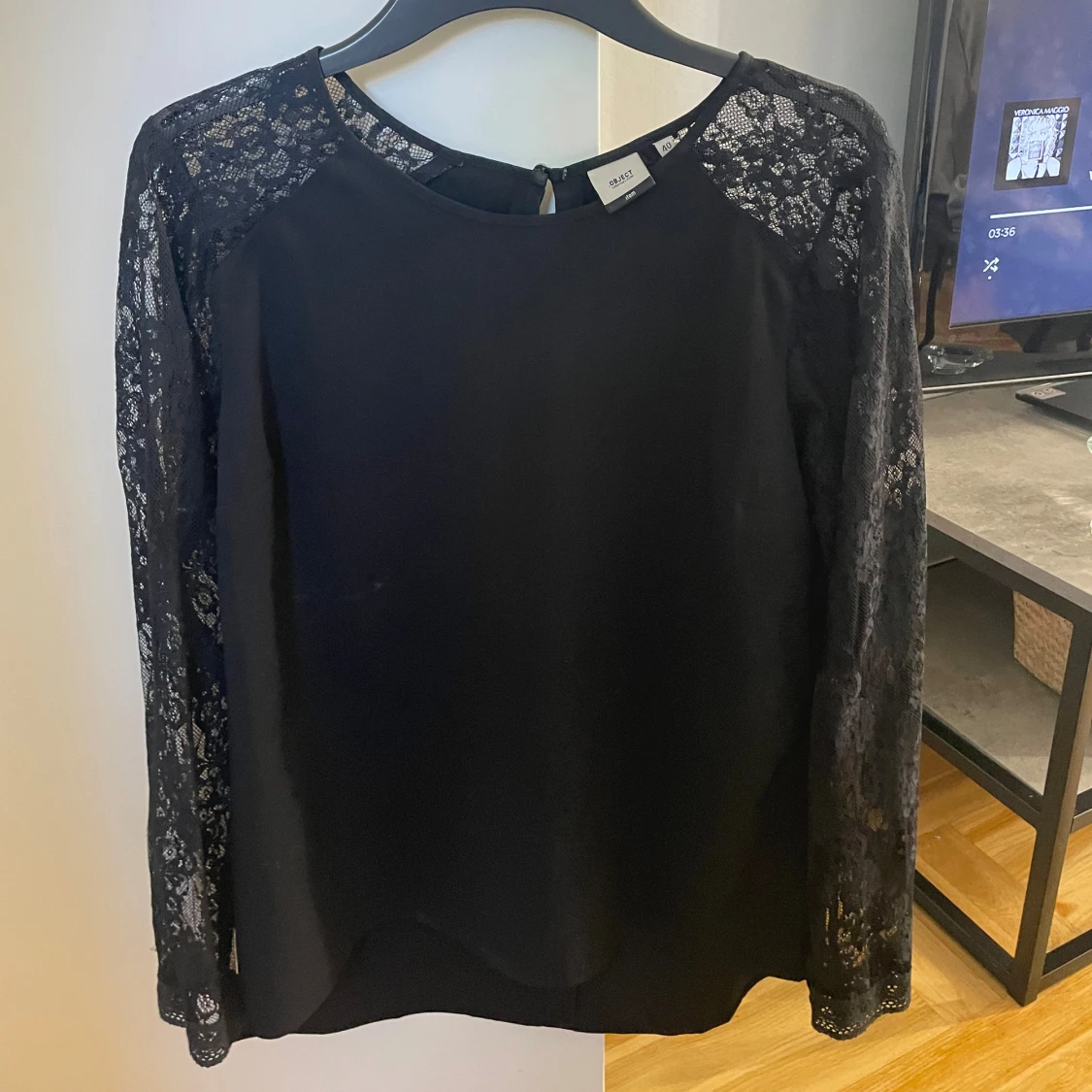 Svart blus med spets