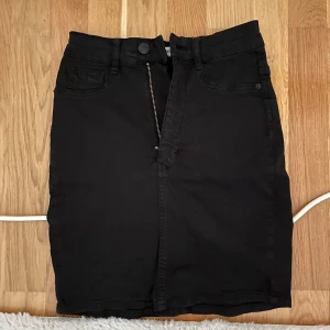 Molly kjol - Gina Tricot  - Svart Molly kjol från Gina Tricot i storlek S 