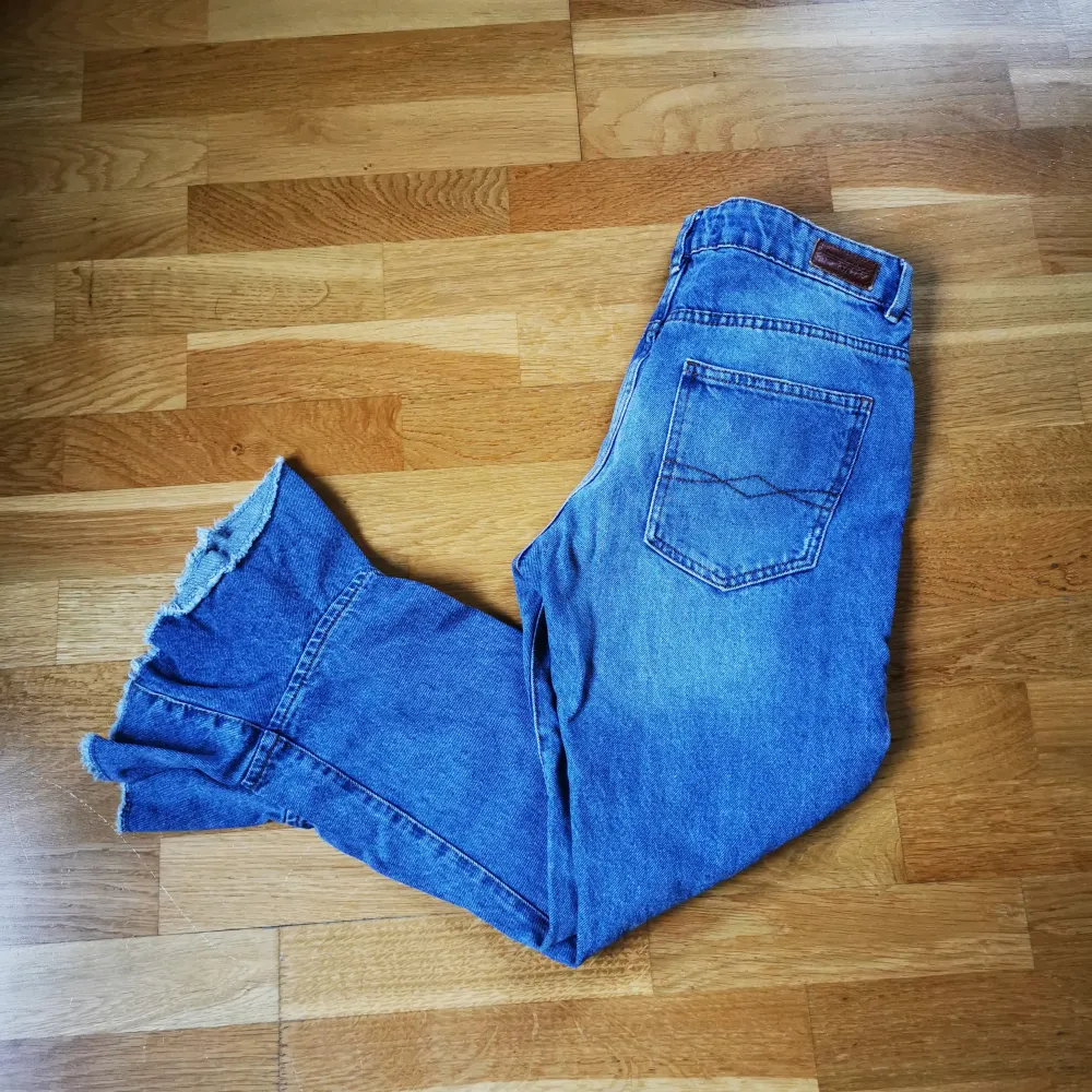 Säljer ett par snygga blå jeans från Zara Basic. De har en cool fransig detalj vid bensluten som ger en unik look. Perfekta för en avslappnad stil! 🦋. Jeans & Byxor.