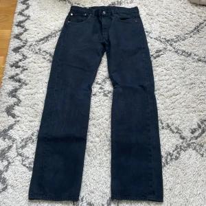 Levis 501 - Svarta Levi’s 501. Använd fåtal gånger men fortfarande i bra skick. Storlek är 31/32. Hör av vid funderingar och pris kan diskuteras.