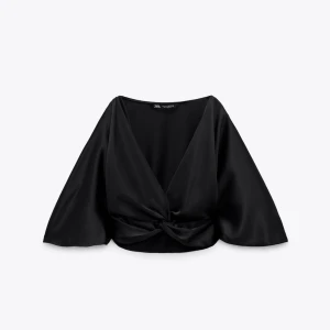 Zara topp  - Superfin festtopp från zara i satin! Köpt i vintras men bara använt en gång så den är i helt nyskick!🌟🌟