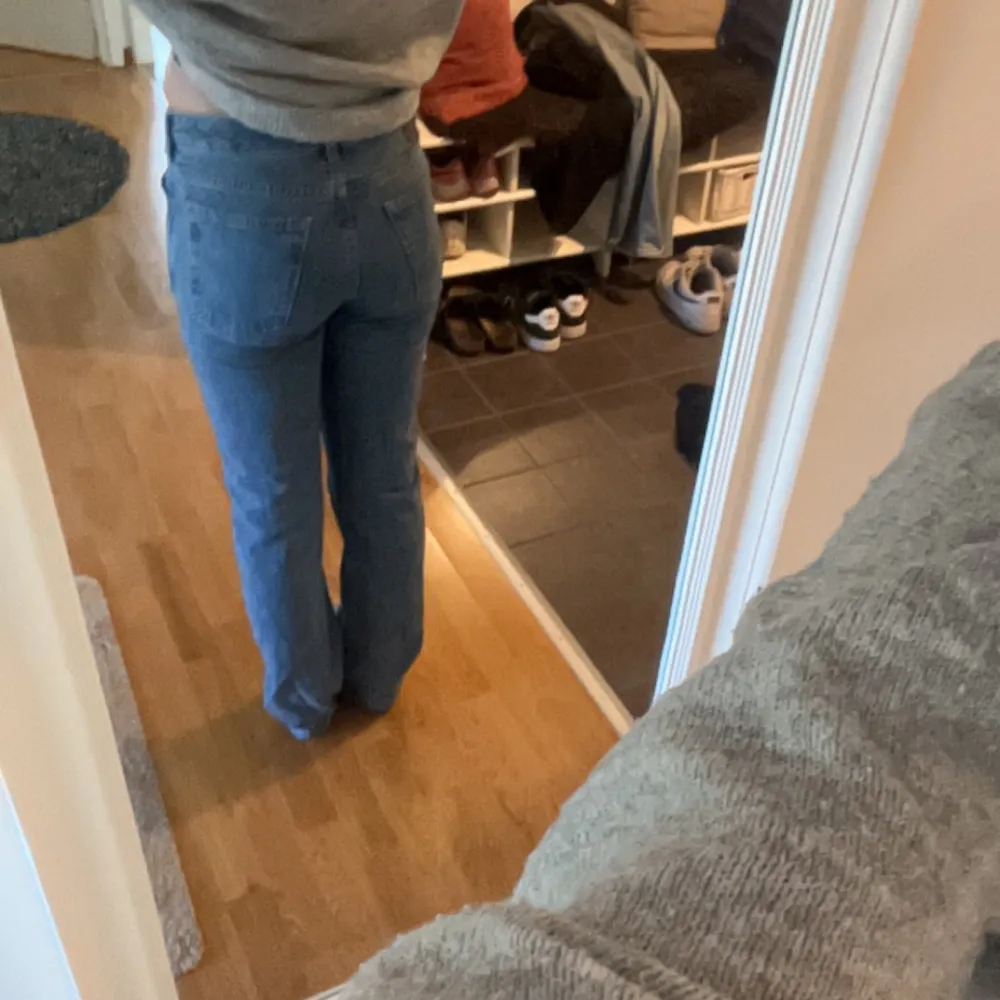 Säljer ett par snygga blå jeans med låg midja och rak passform från Bik Bok. Säljs då de sitter för tajt i midjan på mig💕. Jeans & Byxor.