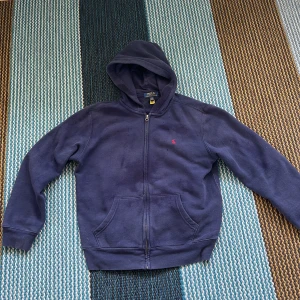 Polo Ralph lauren tröja - Polo zip skick är helt ok. 14-16