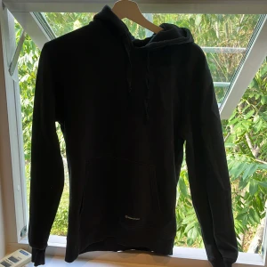 Svart hoodie från Champion - Säljer en svart basic hoodie till vintern!💘