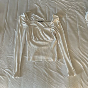Långärmad tröja  - Väldigt fint skick, både jag och min mamma har ägt den. Säljer pga att den e för liten. Storlek S/Small men är väldigt liten i storleken! 
