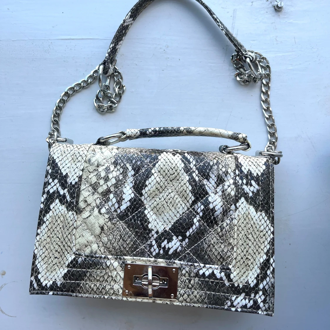 Ormmönstrad axelväska med kedja - 90