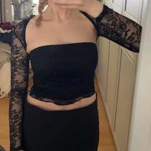 Spets topp - Jätte fin spets topp med tillhörande ”kofta”, aldrig använd! 