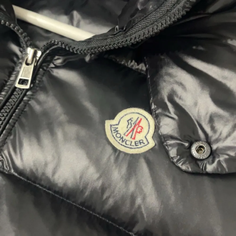 En moncler väst i bra skick inga hål elle fläck möts bara i Norrköping fraktar inte kan gå ner i snabb äffar . Jackor.