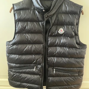 Moncler gui vest - Säljer min Monlcer gui vest i storlek 3. Säljer den då den är för stor, har kvitto och fler bilder går att lösa Mycket bra skick, använd 2 gånger