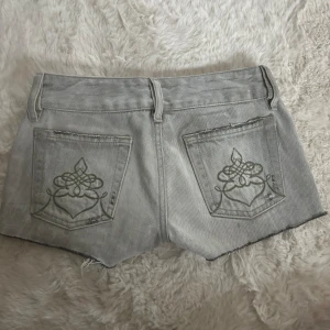 Diesel jeans shorts 🥰 - Ett par jeans shorts men skit snygga bak fickor från diesel (tror inte att de är till salu längre) dom är i väldigt bra skick och har inga skador🥰 meddela ifall ni vill ha fler bilder . Ja säljer dessa skitsnygga shorts för att de är för små för mig💞