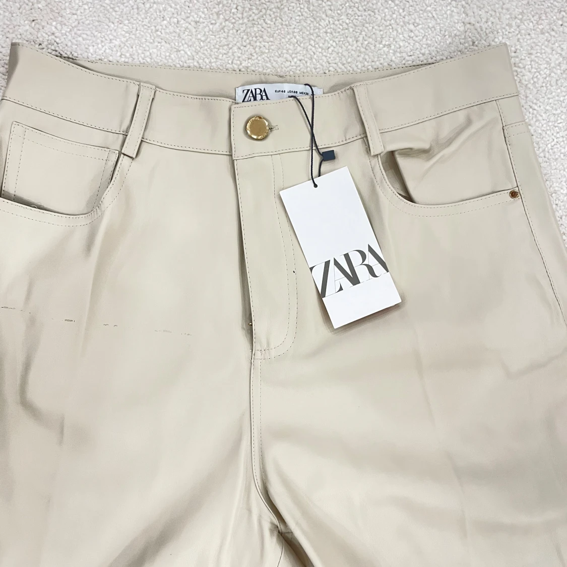 Beige byxor från Zara - 92