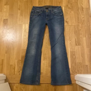 Low Waist jeans - Snygga low waist flare jeans i storlek m