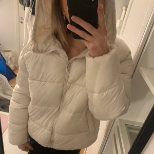 Vit pufferjacka - Jättefin vit jacka från lager 157! Oanvänd🤍