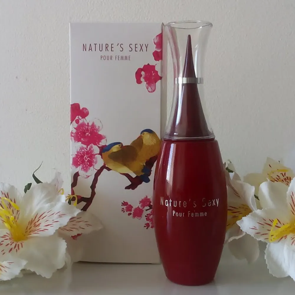 Säljer en elegant parfym från Nature's Sexy, Pour Femme. Perfekt för den som vill ha en doft som känns både naturlig och sensuell. Parfymen är 100ml. Nypris: 599kr, säljer för endast 120kr!. Parfym.