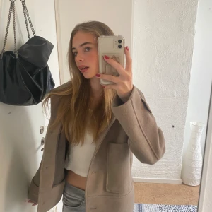 Kappahl Kapp - Säljer denna sjukt snygga och populära kappan från Kappahl. Den är i fint skick och passar perfekt till hösten! Nypris 900