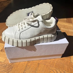 Snygga  eytys skor  - Helt nya eytys skor alldog använt pluss box