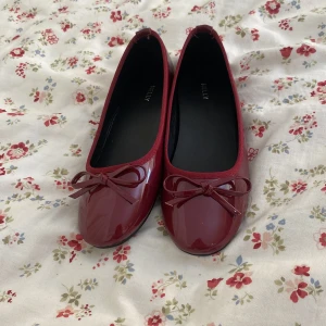 Röda bellerinaskor  - Jättefina ballerinaskor från Nelly som tyvärr var för små! Helt nya, bara testade. Skick 10/10