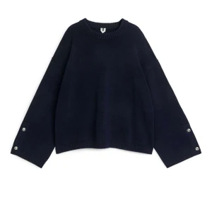 Mörkblå tröja från arket  -  säljer denna as snygga mörkblå stickade tröjan i 100% bomull från arket. Nypris är 900kr🌟den har skit snygga silvriga detaljer på ärmarna som gör tröjan unik och snygg! Har använt fåtal gång så är som ny! 😊