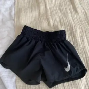 Träningshorts frn nike i svart som knappt är använda, priset kan diskuteras och de är stretchiga så skulle säga att de passar mellan Xxs-m