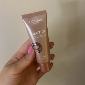 L'Oréal Paris Glotion Natural Glow Enhancer - Säljer en L'Oréal Paris Glotion Natural Glow Enhancer i nyansen 902. Den ger en naturlig glow och är perfekt för att få en fräsch och strålande look. Produkten kommer i en smidig tub och är lätt att applicera. Perfekt för att ge huden en extra lyster! använd 3-4ggr.