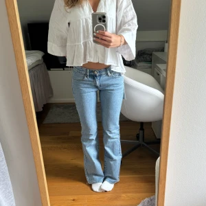 Ljusblå jeans  - Helt nya ljus blå jeans från Abrand i strl 24 men skulle säga att det även passar 25 då dem är följsamma. Passar perfekt för 167 cm lång. Väldigt fin ljusblå och sommar härlig färg och passform. De perfekta utsvängda och lågmidjade jeansen✨🩵