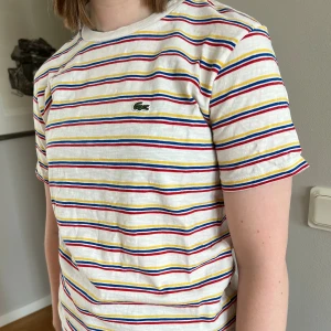 T-shirt Lacoste - T-shirt från Lacoste i nyskick! 💖 Kontakta mig vid intresse och tveka inte med att ställa frågor 🥰
