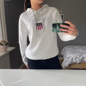 Vit hoodie från GANT - Snygg vit hoodie från GANT! Storlek M, men passar även S. Fint skick!