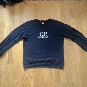 CP company sweatshirt - Säljer min mörkblåa CP company sweatshirt, använts 5 gånger då den är lite för stor. Nypris 1700, mitt pris 500. 