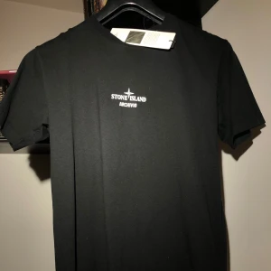 Stone Island T-shirt  - Stone tee, Archivio: Skick: 8–8.5/10 (general wear), tags finns Strl.: S Färg: svart  Pris: 550kr (+ frakt) - eller bud!