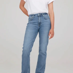 low flare jeans - jeans från cubus som är lågmidjade, inte säker om de är kapade eller inte men passar dig som är runt ca 160-165 Pris kan diskuteras😊