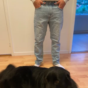 Blåa jeans - Säljer ett par blåa jeans från lager 157. Nästan helt oanvända