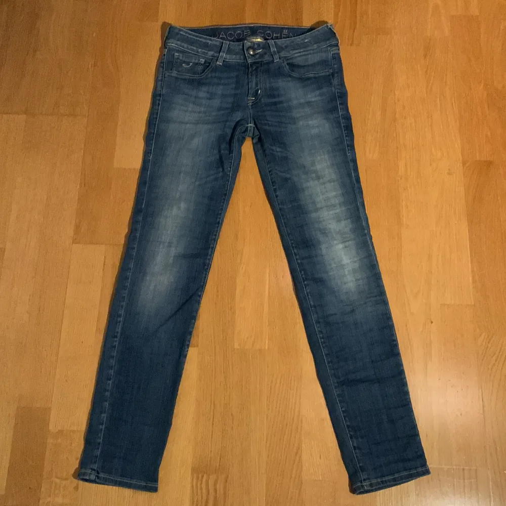 Feta Jacob Cohën jeans för riktigt bra pris🌟size 28. Perfekta för en fin middag eller fest! Nypris 5 399:- 🤩Mitt pris 1099:- pris kan diskuteras!. Jeans & Byxor.