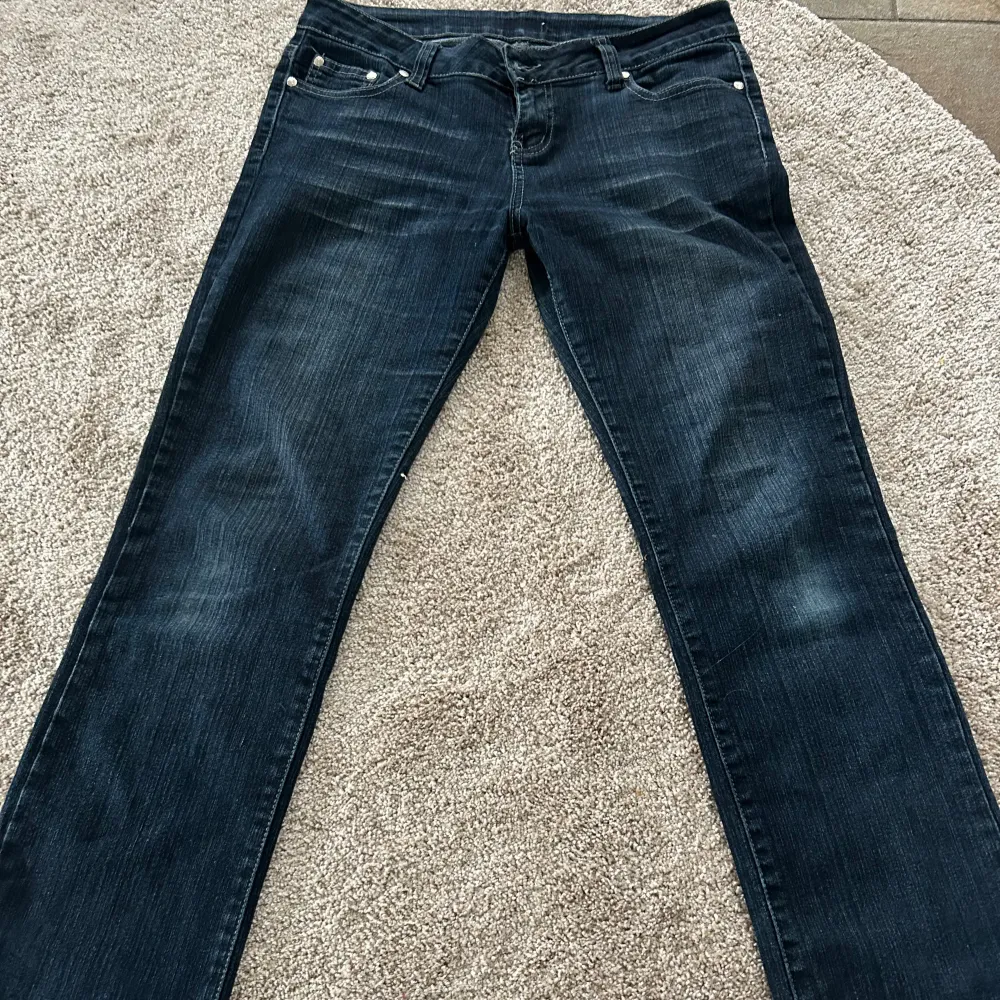 Säljer ett par snygga Victoria Beckham jeans med en cool broderad krona på bakfickan. Jeansen är i bra skick och har en normal passform. Säljer pga att de var för stora 💔Midjemåttet: 42cm x2 Innebenslängden är 77cm Skriv vid frågor/bilder💕. Jeans & Byxor.