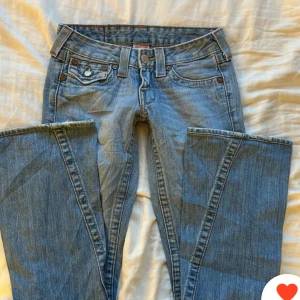 True religion jeans - Säljer ett par true religion jeans som tyvärr är försmå på mig, därav inga bilder på💗 modellen är Joey o storleken är W24, midjemått: 34 innebenslängd: 78. Riktigt bra skick, inga defekter 💗köpte här på plick för 950kr