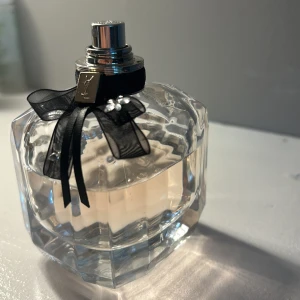 Ysl parfym - 90 ml ysl parfym. Nypris ca 1000 kr, mitt pris 400. Billigare vid snabb affär 😉💕