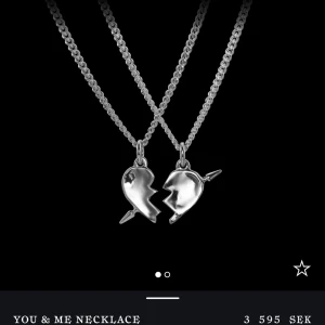 Maria Nilsdotter halsband - Jag säljer detta halsband ifrån Maria Nilsdotter! Det är endast ett jag säljer!! Jag säljer det för ett billigare pris då det inte är orginalkedjan utan det är en tunnare kedja men också ifrån Maria Nilsdotter. Det är i bra skick! Nypris 1797!